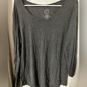 Gray long-sleeved tee